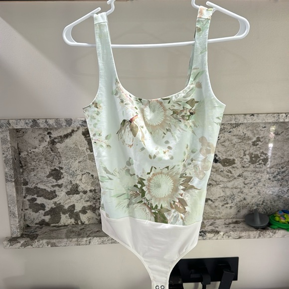 Express Body Contour Floral Texture Square Neck Body Suit NWOT - Picture 2 of 6